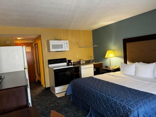 Regency Inn &Suites - image 5