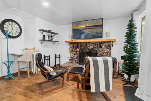 Feathered Nest - Beautifully Remodeled Cozy Cabin with Hot Tub! in Big Bear Lake, USA