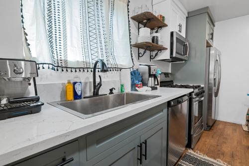 Feathered Nest - Beautifully Remodeled Cozy Cabin with Hot Tub! in Big Bear Lake, USA