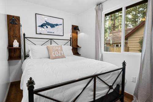 Feathered Nest - Beautifully Remodeled Cozy Cabin with Hot Tub! in Big Bear Lake, USA