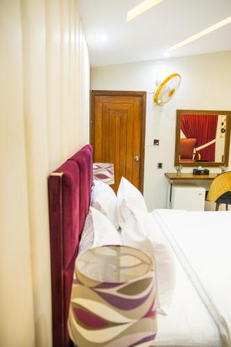 Deluxe Double or Twin Room image 9