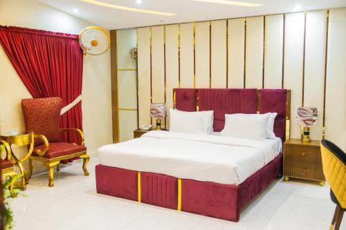 Deluxe Double or Twin Room image 5