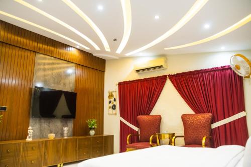 Deluxe Double or Twin Room image 2