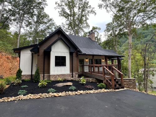 Beary Playful a highend luxury cabin nestled in the heart of downtown Gatlinburg in Gatlinburg, USA