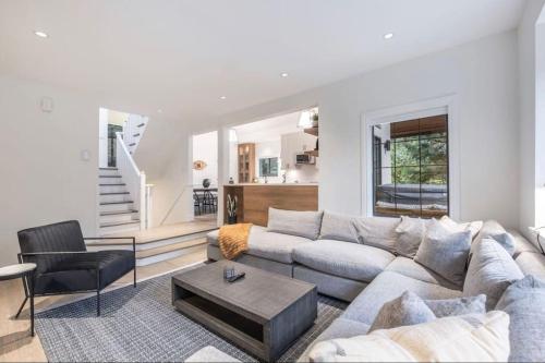 5 BR Chalet, Steps to Gondola! in Whistler, Canada