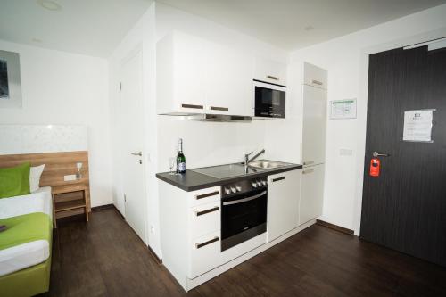 廚房, B&B Outlet Hotel - Metzingen - Bad Urach - Free Parking in 埃爾姆斯河畔代廷根