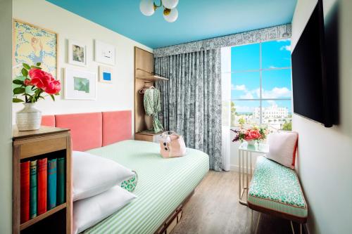 Standard Queen Room with Ocean View image 2