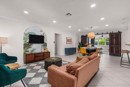 Havana Haven by BK Stays - Family Friendly - Close To Beach - Large Heated Pool - 4 Beds - Sleeps 8 in Fort Lauderdale, USA