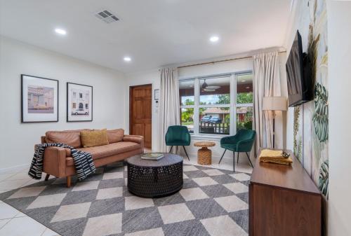 Havana Haven by BK Stays - Family Friendly - Close To Beach - Large Heated Pool - 4 Beds - Sleeps 8 in Fort Lauderdale, USA