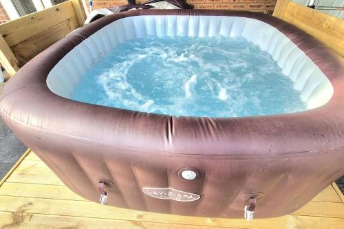 Pool, drinks and a hot tub!, Northampton (Foto 3)