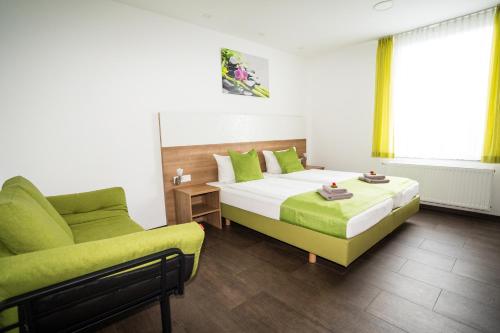 B&B Outlet Hotel - Metzingen - Bad Urach - Free Parking