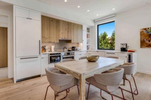 Two-Bedroom Apartment with Mountain View image 8