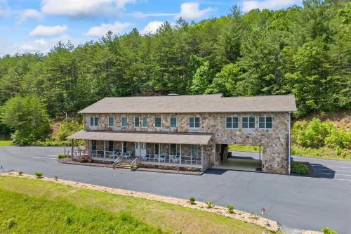Summit View Lodge with Incredible Mtn View in Blairsville, USA