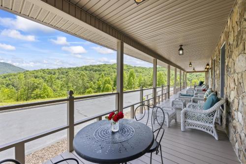 Summit View Lodge with Incredible Mtn View in Blairsville, USA