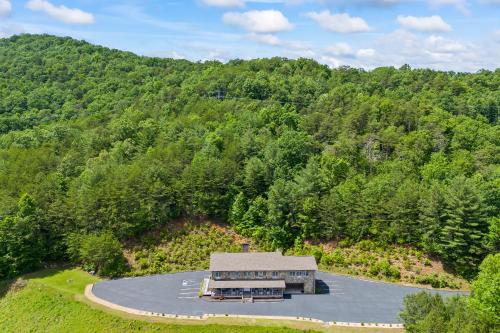 Summit View Lodge with Incredible Mtn View in Blairsville, USA