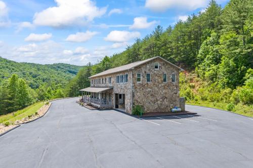 Summit View Lodge with Incredible Mtn View in Blairsville, USA