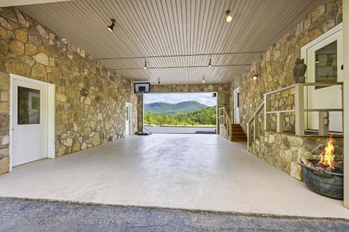 Summit View Lodge with Incredible Mtn View in Blairsville, USA