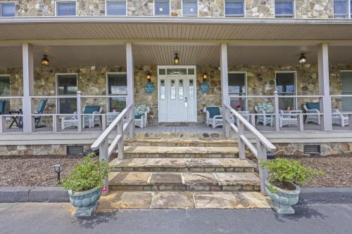 Summit View Lodge with Incredible Mtn View in Blairsville, USA