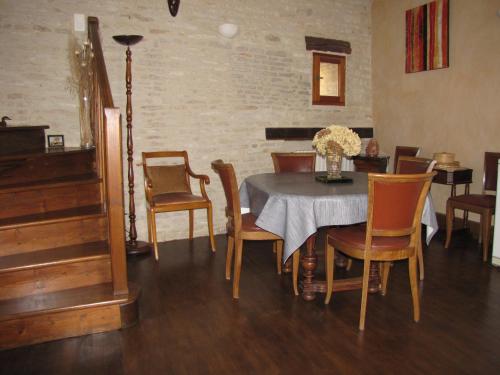 Les Moinillons Piscine toute l'année mini 30 degrés l'hiver (Les Moinillons Piscine toute l'annee mini 30 degres l'hiver) in Ancy Le Franc