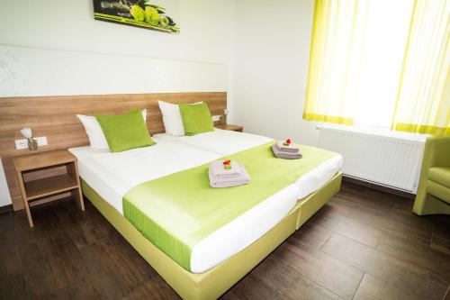 B&B Outlet Hotel - Metzingen - Bad Urach - Free Parking in 埃爾姆斯河畔代廷根