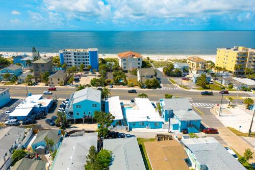 Madeira Beach Studio Walk to Johns Pass! in St Pete Beach, USA