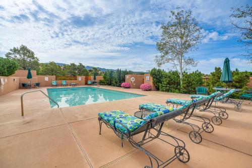 Heated Pool Access! Mtn-View Santa Fe Home, Patio – khách sạn tại Tesuque