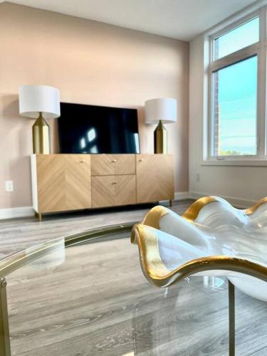 Közös társalgó / TV, Luxury 3BR home with free parking, full kitchen in Stouffville Markham in Whitchurch-Stouffville (ON)