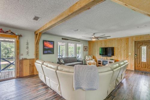 Riverfront Milton Cabin with Boat Ramp and Dock! in 佛羅里達州米爾頓 (FL)