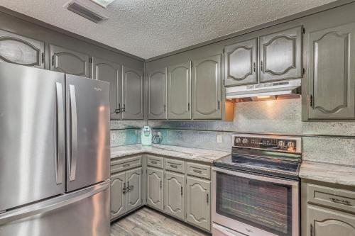 Riverfront Milton Cabin with Boat Ramp and Dock! in 佛羅里達州米爾頓 (FL)