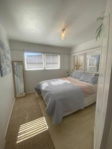 Own sunny quiet haven, own 1 bedroom house & garden with car park, central to Airport, CBD & Sylvia Park Mall, Окленд (фото 10)
