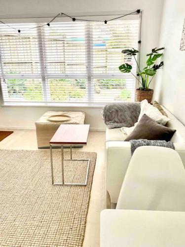 Own sunny quiet haven, own 1 bedroom house & garden with car park, central to Airport, CBD & Sylvia Park Mall, Окленд (фото 11)