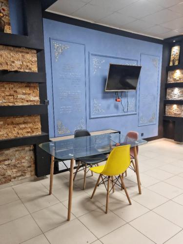 Yacine Lux in Hai Emir