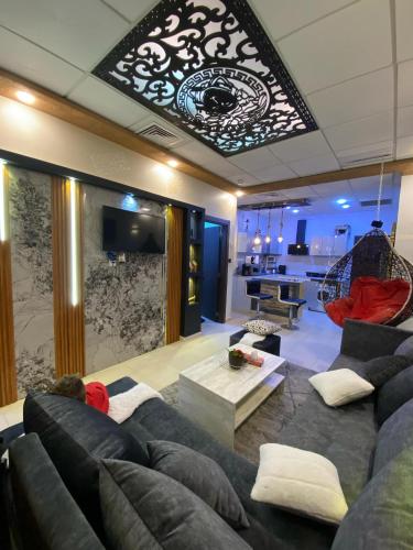 Yacine Lux in Hai Emir