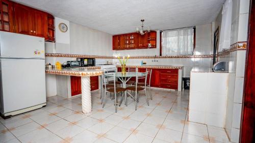Kitchen, Casa amplia cerca de Banos de Agua Santa in Ambato