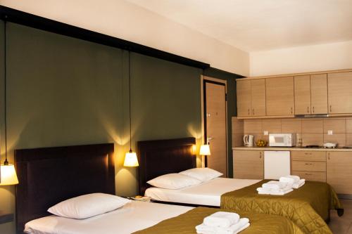Deluxe Triple Studio with 1 Double Bed and 1 Single Bed image 7