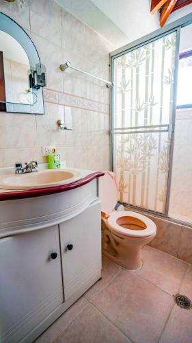 Shower, Casa amplia cerca de Banos de Agua Santa in Ambato