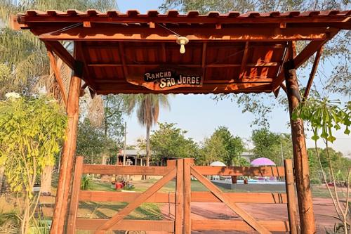 Rancho com piscina e vista para o Paxixi