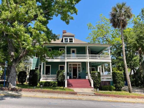 Large Historical Home for Groups Walk to Downtown!