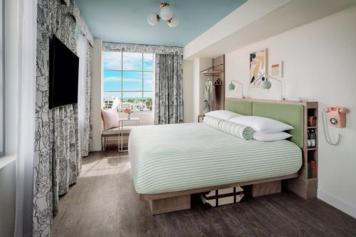 Standard King Room image 8