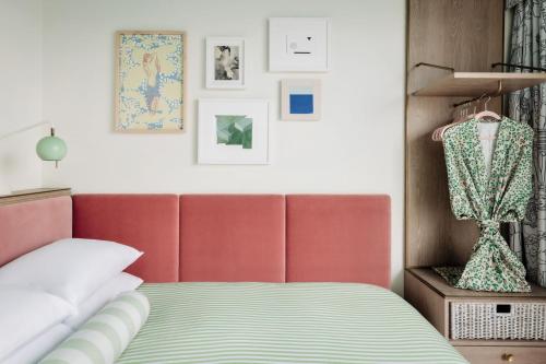 Standard Queen Room  image 10