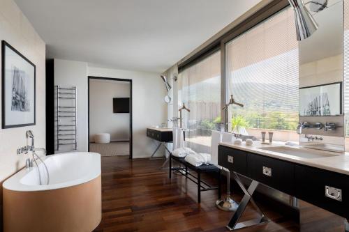 room detail thumbnail 2