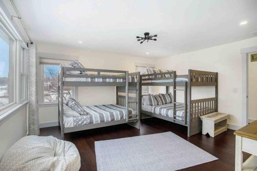 Cheerful Sister Lakes 4 bed room Lake House with Hot tub in Woodland Beach, USA