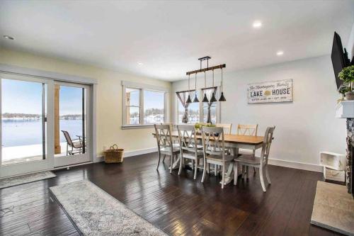 Cheerful Sister Lakes 4 bed room Lake House with Hot tub in Woodland Beach, USA