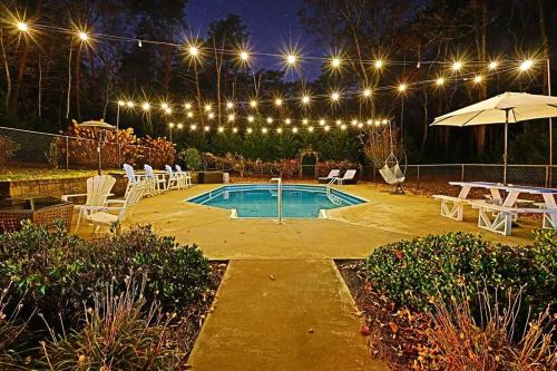 Luxury Cabin with Heated Pool, Hot-Tub & Deluxe Outdoors in Morganton, USA