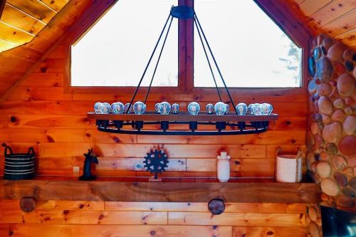 Luxury Cabin with Heated Pool, Hot-Tub & Deluxe Outdoors in Morganton, USA