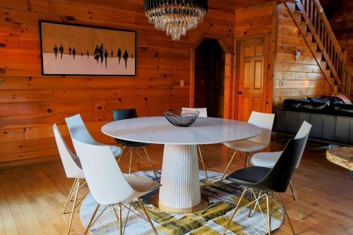 Luxury Cabin with Heated Pool, Hot-Tub & Deluxe Outdoors in Morganton, USA