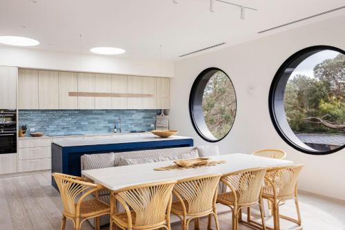 Santorini Blue Sorrento with heated spa and stunning views in ซอร์เรนโต