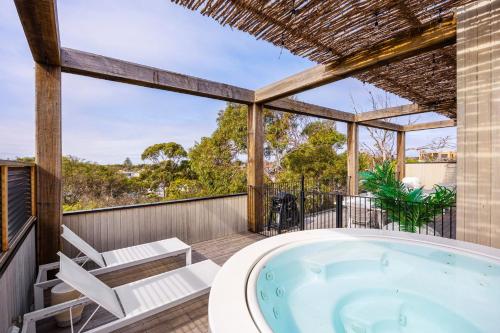 Santorini Blue Sorrento with heated spa and stunning views in ซอร์เรนโต
