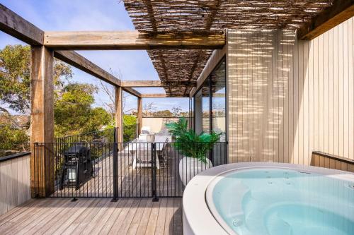 Santorini Blue Sorrento with heated spa and stunning views in ซอร์เรนโต
