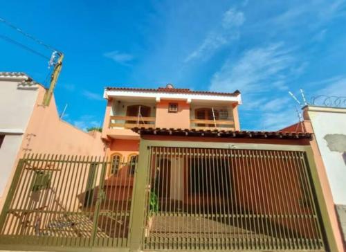 Casa grande, ampla, com 4 quartos e estacionamento